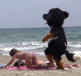 Τρελό γέλιο ! Διάσημος Γάλλος φαρσέρ ντύθηκε σκύλος & χούφτωνε τις γυναίκες στην πλαζ