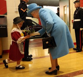 Βίντεο: 6χρονη χαιρετάει την Βασίλισσα Ελισάβετ & μετά βάζει τα κλάματα γιατί τρώει "ξύλο" από στρατιώτη 