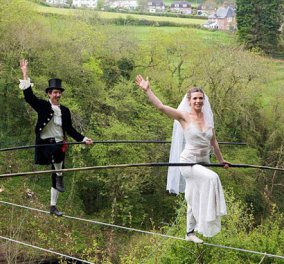 Υπέροχο! Ο γάμος δυo ακροβατών πάνω σε τεντωμένο σχοινί - Μαγικό θέαμα  