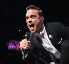 Ladies & Gentlemen ο Mr Robbie Williams είναι στην Αθήνα και το Σαββατο θα απογειώσει το TerraVibe Park 