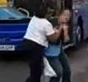 Βίντεο-Viral: Οδηγός λεωφορείου στραγγαλίζει μια γυναίκα γιατί την φωτογράφιζε καθώς περνούσε με κόκκινο 