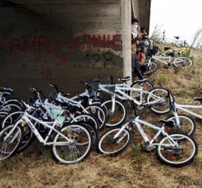 Συγκλονίζουν οι εικόνες με τα εγκαταλελειμμένα ποδήλατα, των μυριάδων μεταναστών, που διασχίζουν την Ευρώπη πεζοί