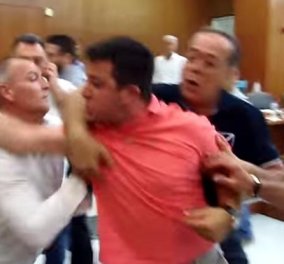 Βίντεο: Ξύλο, σφαλιάρες & μπουνιές στο Δημοτικό Συμβούλιο Αχαρνών
