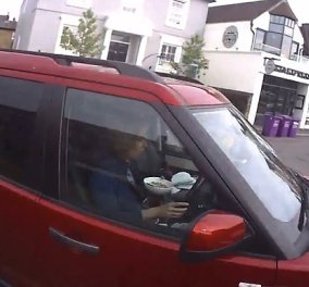 Βίντεο: Θρασύτατη Βρετανίδα τρώει τα κορν φλεικς της οδηγώντας και όλοι οι ποδηλάτες την κατσαδιάζουν 