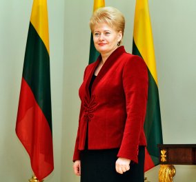 Video: Όταν η ξανθιά Πρόεδρος της Λιθουανίας Dalia μας την "είπε": ''Οι Έλληνες ζητούν συνέχεια λεφτά''