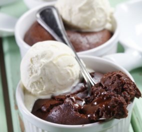 Σουφλέ σοκολάτας με παγωτό βανίλια από τον Γιάννη Λουκάκο 