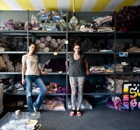 Aποκλ.: Made in Greece τα «Sun of a Beach» - Η Έλλη & η Μελίνα κατακλύζουν την αγορά με chic & funky πετσέτες θαλάσσης