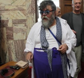 Ώπα είπα λέω: Ο Σταμάτης Κραουνάκης στη Βουλή αρματωμένος & σε χρώματα εθνικά 