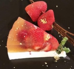 Ένα δροσερό γλυκό του καλοκαιριού από τον Στέλιο Παρλιάρο: κρέμα γιαούρτι με ζελέ τσάι και φράουλες