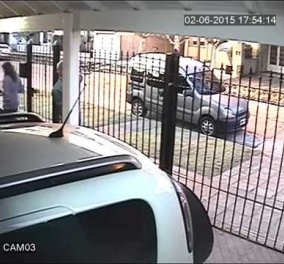 Βίντεο:  Γενναία γυναίκα γλυτώνει από τους κλέφτες την τσάντα της - Την ρίχνει πίσω από τον φράχτη 