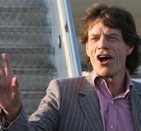 Βίντεο: O Mick Jagger ζεσταίνει τη φωνή του και ένας σκύλος... τραγουδά μαζί του