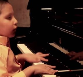 Story of the day: 9χρονος τυφλός παίζει πιάνο, ντραμς & καταπλήσσει με την ορχήστρα τζαζ που παίζει - Βίντεο   