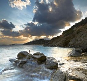 Silver Island Yoga: Βρετανή blogger αποθεώνει ελληνικό ιδιωτικό νησί όπου κάνουν γιόγκα