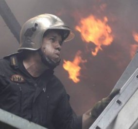 O ήρωας της ημέρας: Η φωτογραφία του Έλληνα πυροσβέστη που προκαλεί ρίγη  