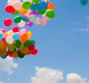 Βίντεο: άνδρας ‘’έβγαλε’’ φτερά και πέταξε ψηλά με δεκάδες μπαλόνια