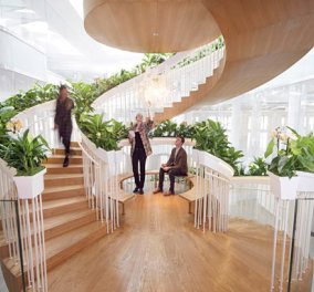 Απίθανη ξύλινη, σπιράλ σκάλα με φανταστικό κήπο σε κάθε σκαλί & μίνι βιβλιοθήκες - Αξίζει να την δείτε 