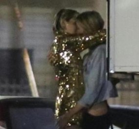 Τα καυτά φιλιά της Miley Cyrus on camera με το σούπερ σέξι αγγελάκι της Victoria's Secret