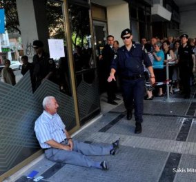 Ελληνοαυστραλός αναγνώρισε τον παππού που σπάραζε στην ουρά για 120 ευρώ στη Θεσσαλονίκη - Θέλει να τον βοηθήσει‏