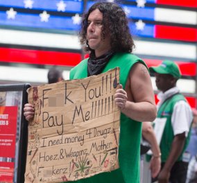 "F–k You! Pay Me», γράφει νεαρός σε πλακάτ &  ζητά χρήματα για ναρκωτικά - Συνέβη στη Νέα Υόρκη  