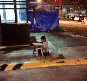 Story :  9 χρονος   φτωχούλης γράφει τα μαθήματα του με το φώς απο το MacDonald's της γειτονιάς