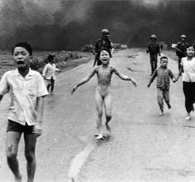 «Το κορίτσι του ναπάλμ»: Η γυναίκα της θρυλικής φωτογραφίας 43 χρόνια μετά τον πόλεμο του Βιετνάμ εξομολογείται την ιστορία της