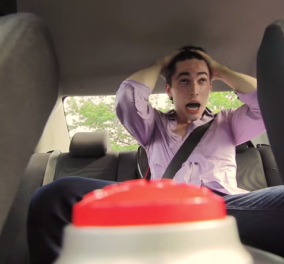 Κοινωνικό πείραμα: Ενήλικες καταλαβαίνουν γιατί δεν πρέπει να αφήνουν τα παιδιά τους μέσα στο αυτοκίνητο όταν κάνει ζέστη