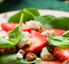 Μοντέρνα & Δροσερή – Η σαλάτα με σπανάκι, μαρούλι φριζέ και φράουλες