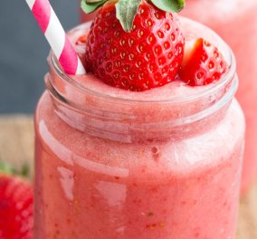 Απολαυστικό smoothie φράουλα που θα απογειώσει την μέρα σας από τον Άκη Πετρετζίκη  