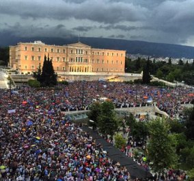 "Mένουμε Ευρώπη " και υπό βροχή στο Σύνταγμα: Χιλιάδες διαδήλωσαν υπέρ του "ναι"  στο δημοψήφισμα 