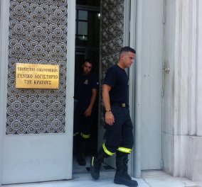 Επί ποδός η πυροσβεστική – Κλείστηκε άνθρωπος του ΔΝΤ στο ασανσέρ