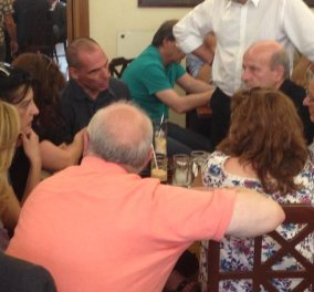 Ο Βαρουφάκης χαλαρός στο καφενείο της Βουλής: ''Προτιμώ να είμαι βουλευτής και να με λέτε Γιάνη'' 