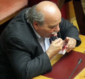 Η πιο «γλυκιά» στιγμή στην Βουλή: Ο Βούτσης τρώει ένα cheesecake, κόκκινο φυσικά! Φώτο