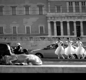 Το βίντεο της ημέρας: Mπαλέτο μπροστά στη Βουλή - Μια χορευτική Αθήνα που μπορεί να είναι μπαλαρίνα 