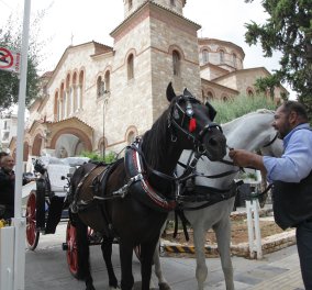 Ένα άσπρο & ένα μαύρο άλογο συνόδευσαν των Κ. Βίρβο στην τελευταία κατοικία του - Πλήθος επωνύμων έσπευσε να τον αποχαιρετήσει