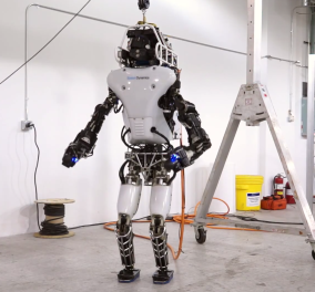 Και το όνομα αυτού... Ατλας: Γνωρίστε το νέο ρομπότ της Google με ανθρώπινο παρουσιαστικό & κίνηση