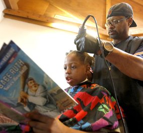 Story: O έξυπνος κουρέας - Κουρεύει δωρεάν τα παιδιά που του διαβάζουν δυνατά ιστοριούλες 