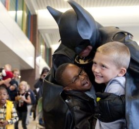 Τραγικό τέλος για τον ''Batman'': Σκοτώθηκε σε τροχαίο - Επισκεπτόταν άρρωστα παιδιά & πρόσφερε χρήματα
