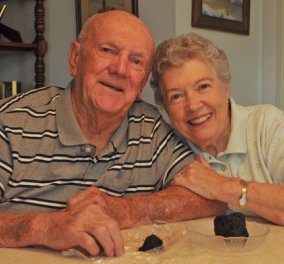 Η απίστευτη ιστορία της Ann & του Ken: Παντρεύτηκαν το 1955 και τρώνε ακόμα... τη γαμήλια τούρτα τους!