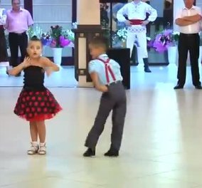 Bίντεο "σας φτιάχνω την μέρα": Δυο 6χρονα χορεύουν σαν επαγγελματίες - μα πολύ χαριτωμένα