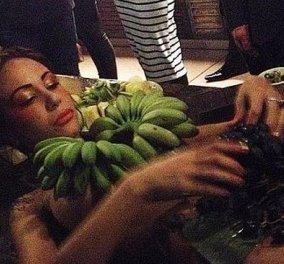Γυναίκες έγιναν και πιατέλες για φρούτα: Δείτε τις φωτό από το bar & την οργή στα social media
