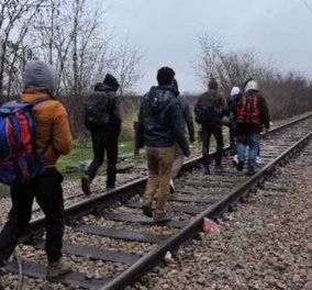 Εκατοντάδες μετανάστες και πρόσφυγες συνωστίζονται στα σύνορα με την ΠΓΔΜ υπό καταρρακτώδη βροχή