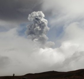 Σε κατάσταση έκτακτης ανάγκης ο Ισημερινός - ''Ξύπνησε'' το ηφαίστειο Κοτοπάξι (Φωτό)