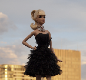 Η πιο ακριβή κούκλα Barbie πουλήθηκε σε δημοπρασία για $ 300.000 - Φοράει διαμαντένιο κολιέ  