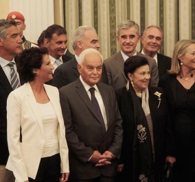 Το styling της ορκωμοσίας: Οι καρφίτσες της Πρωθυπουργού & της Μαρίνας, το λευκό σακάκι της Άλκηστις & η  pochette της Αγγελικής