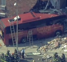 Βίντεο - Η στιγμή που ένα λεωφορείο «καρφώθηκε» σε κτήριο στη Νέα Υόρκη - 6 τραυματίες 