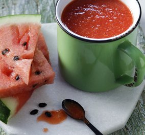 Καλοκαιρινό smoothie με καρπούζι, φράουλα και τζίντζερ από τον Άκη Πετρετζίκη  
