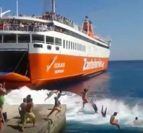 Σίκινος: H Μεγάλη Ανατριχίλα - Δείτε το βίντεο από τον αποχαιρετισμό - υπόκλιση του πλοίου Αδαμάντιος Κοραής στο λιμάνι - Έχει συγκινήσει όλο το Αιγαίο 