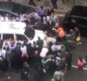 Βίντεο: Η συγκλονιστική στιγμή που 30 πεζοί σηκώνουν ένα ταξί και σώζουν μια γυναικά παγιδευμένη στους τροχούς    