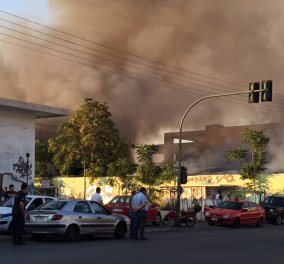 Μεγάλη φωτιά στη λεωφόρο Θηβών στου Ρέντη - Πυκνοί καπνοί τύλιξαν τον Πειραιά
