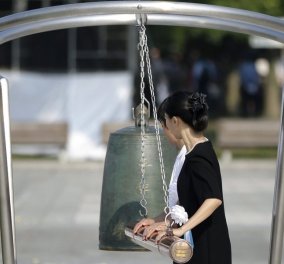 Συγκλονιστικές εικόνες από τη Χιροσίμα - Τίμησε τη μνήμη των νεκρών της 70 χρόνια μετά τη τραγωδία